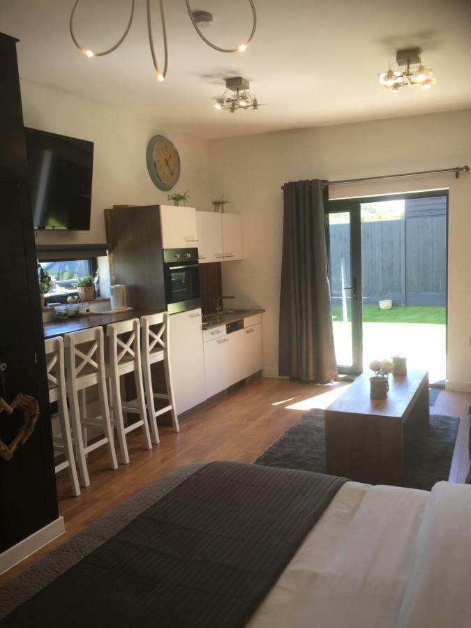 Willow Court Farm Studio South & Petting Farm, 8 Mins From Legoland & Windsor, 15 Mins From Lapland Uk Dış mekan fotoğraf