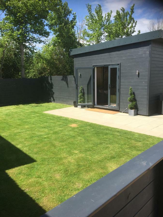 Willow Court Farm Studio South & Petting Farm, 8 Mins From Legoland & Windsor, 15 Mins From Lapland Uk Dış mekan fotoğraf